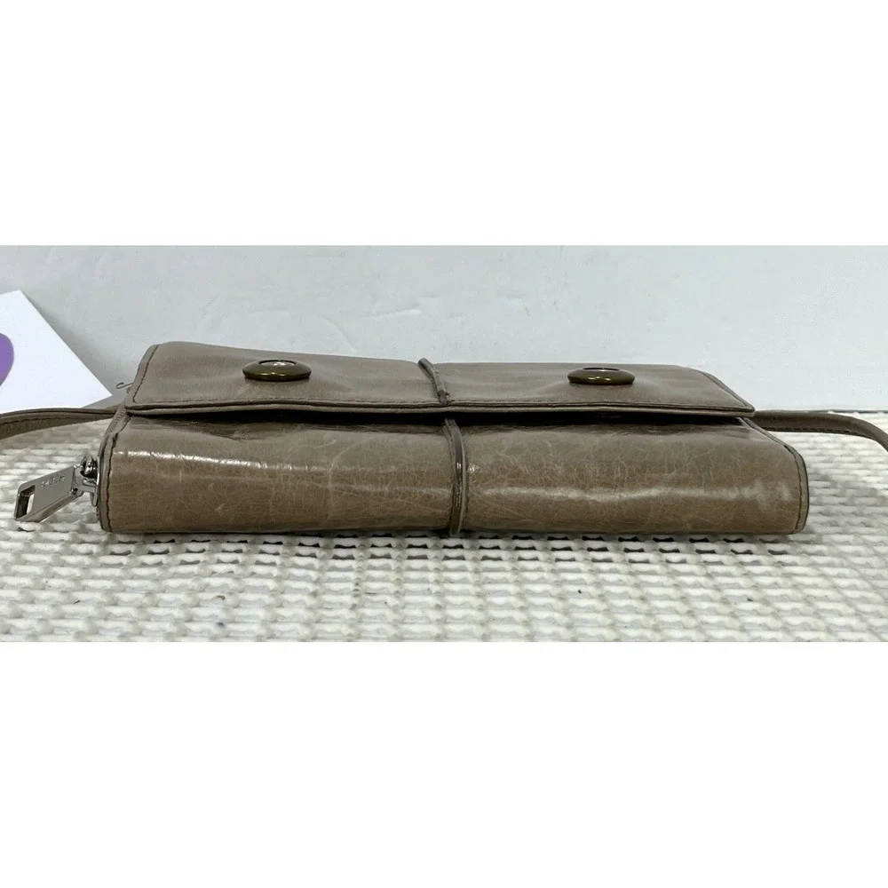 Vntg Hobo Carson Stone Leather Crossbody Bag Small Light Brown Flap Snap Closure